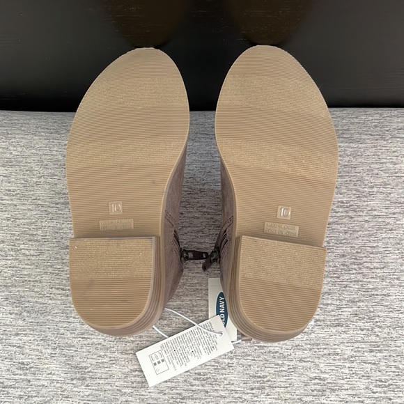 𝅺Old Navy size 10 toddler bootie new with tags in light grey suede. - Picture 6 of 6